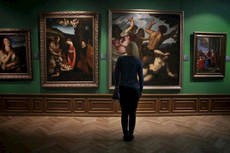 Лиза в картинной галерее