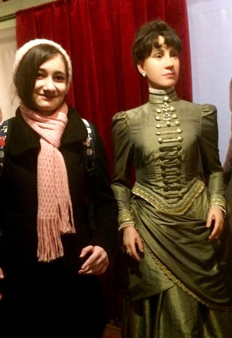 Встреча через века: Маринетт Мортем и её восковый двойник