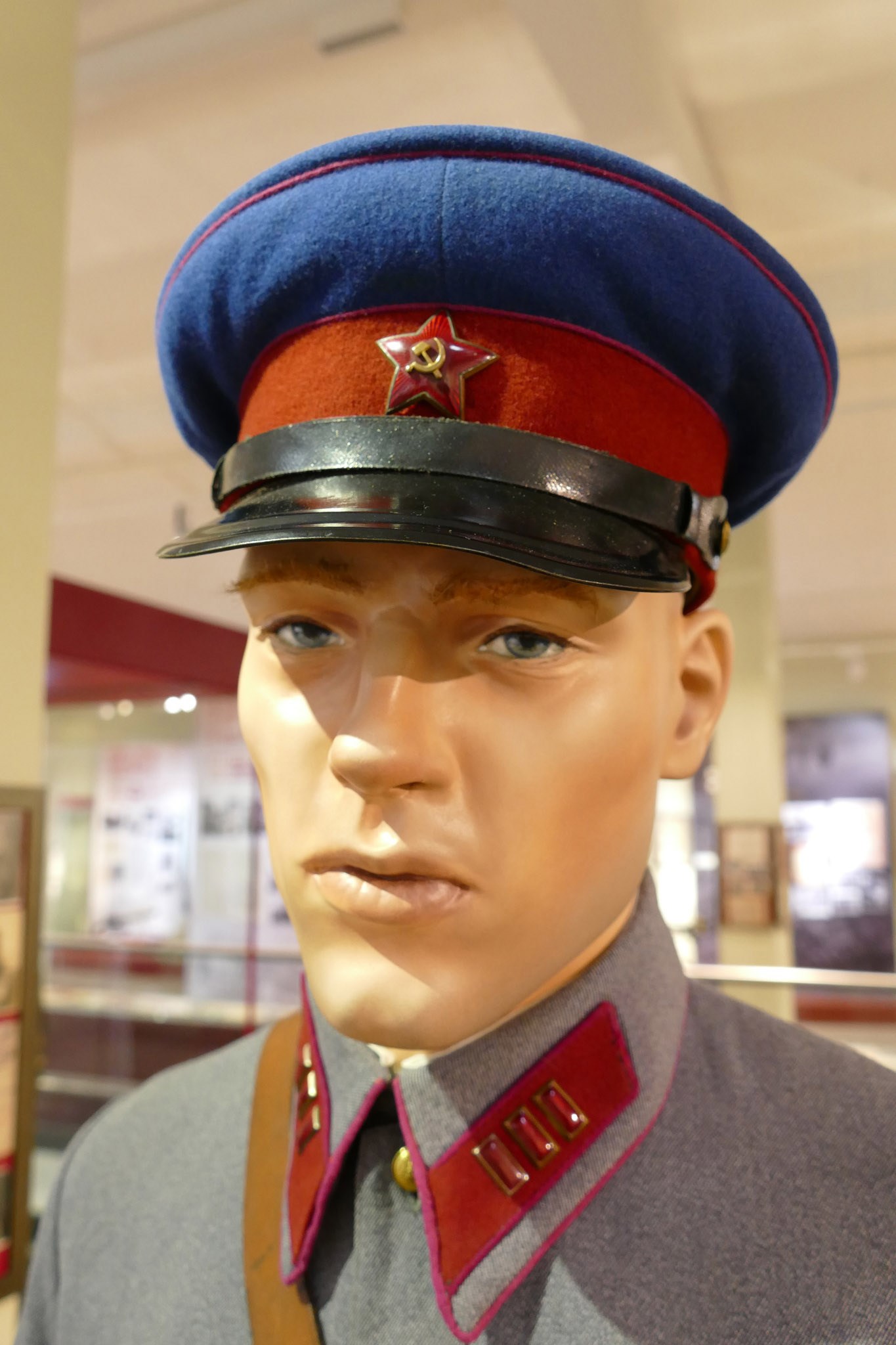 Коверкотовые гимнастерки РККА и НКВД и другая форменная одежда образца 1938 года.