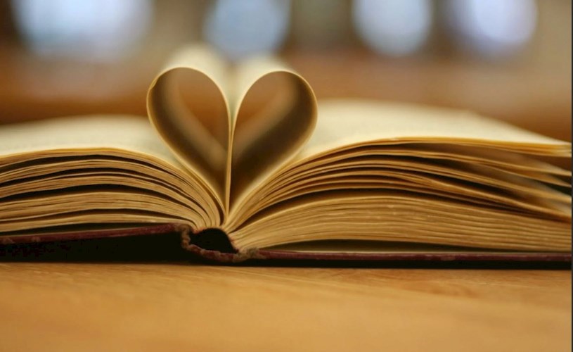 Нам книг любимых не вернуть очарованье...