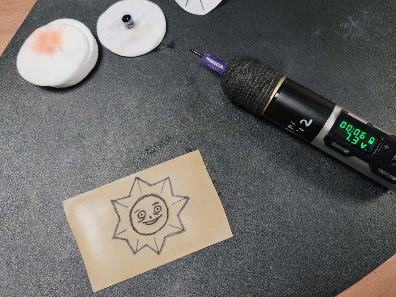 От комикса Маринетт Мортем к телу Графика превращается в реальность через татуировки